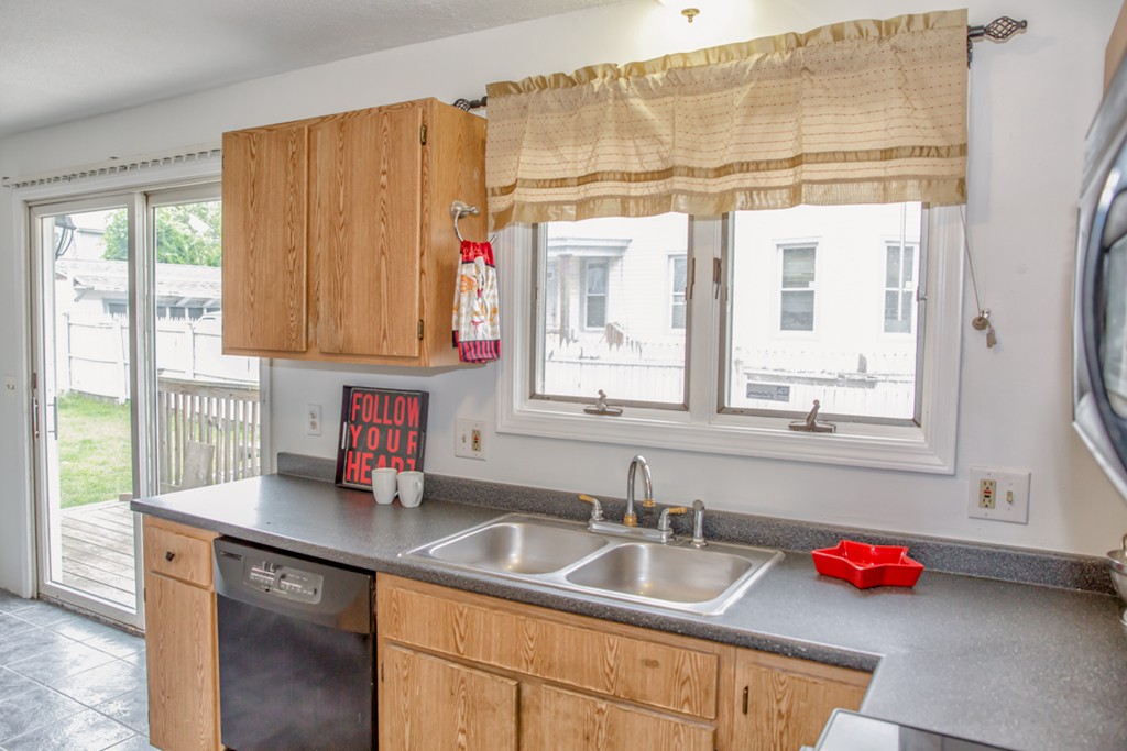 46 Edgemont Street Springfield, MA 01109 - Photo 7 of 29