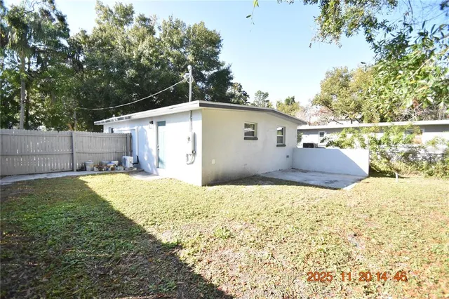 a view of a backyard