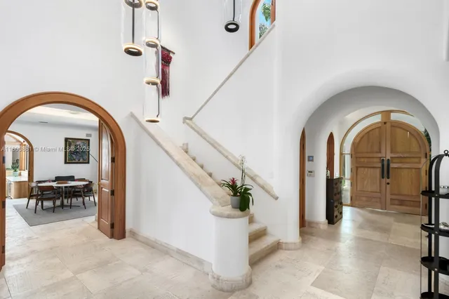 a view of livingroom with furniture