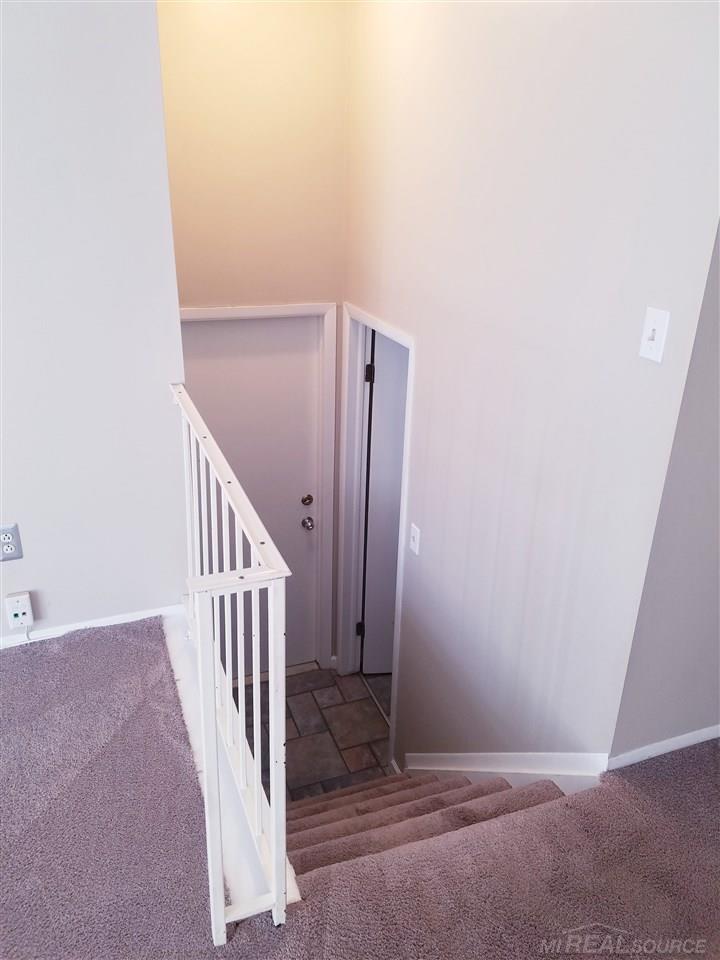 1554 Gas Light Lane Rochester, MI 48306 - Photo 5 of 28 50018462-4.JPG