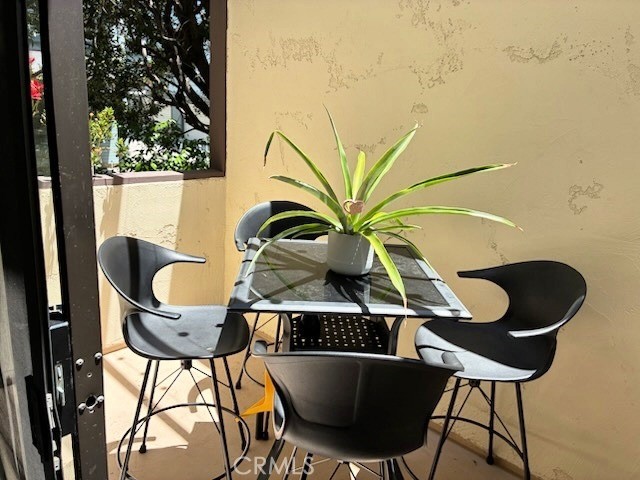2249 Montrose Avenue, Unit 7 Montrose, CA 91020 - Photo 15 of 54 a living room with a couch and a potted plant