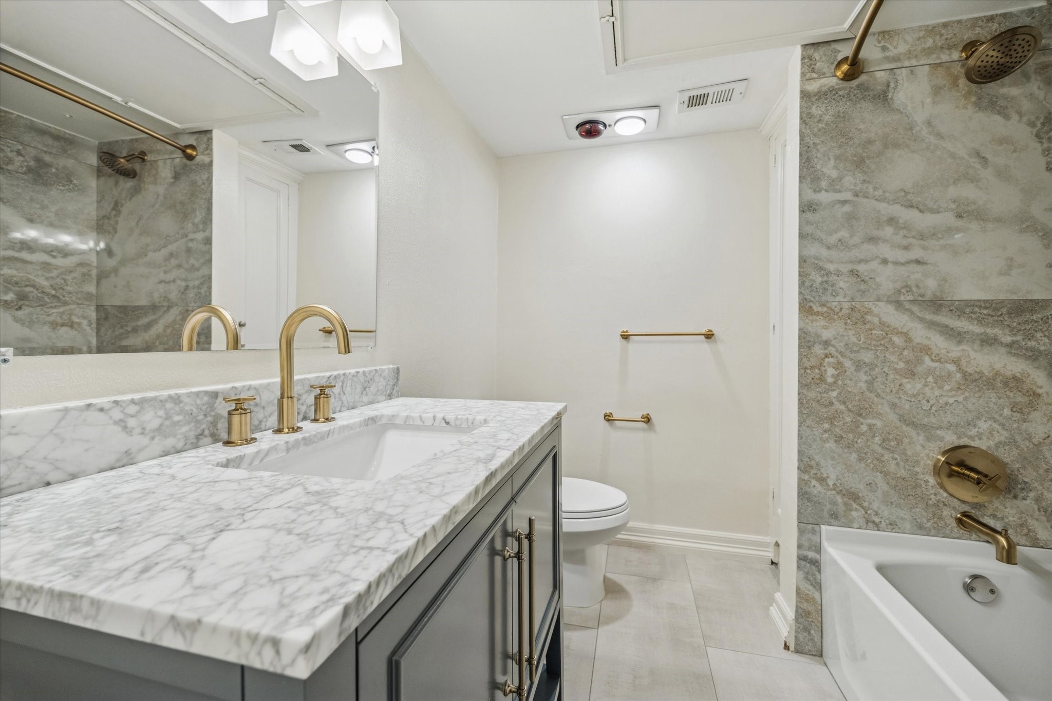 449 North Post Oak Lane, Unit 449 Houston, TX 77024 - Photo 11 of 18 Primary bathroom.