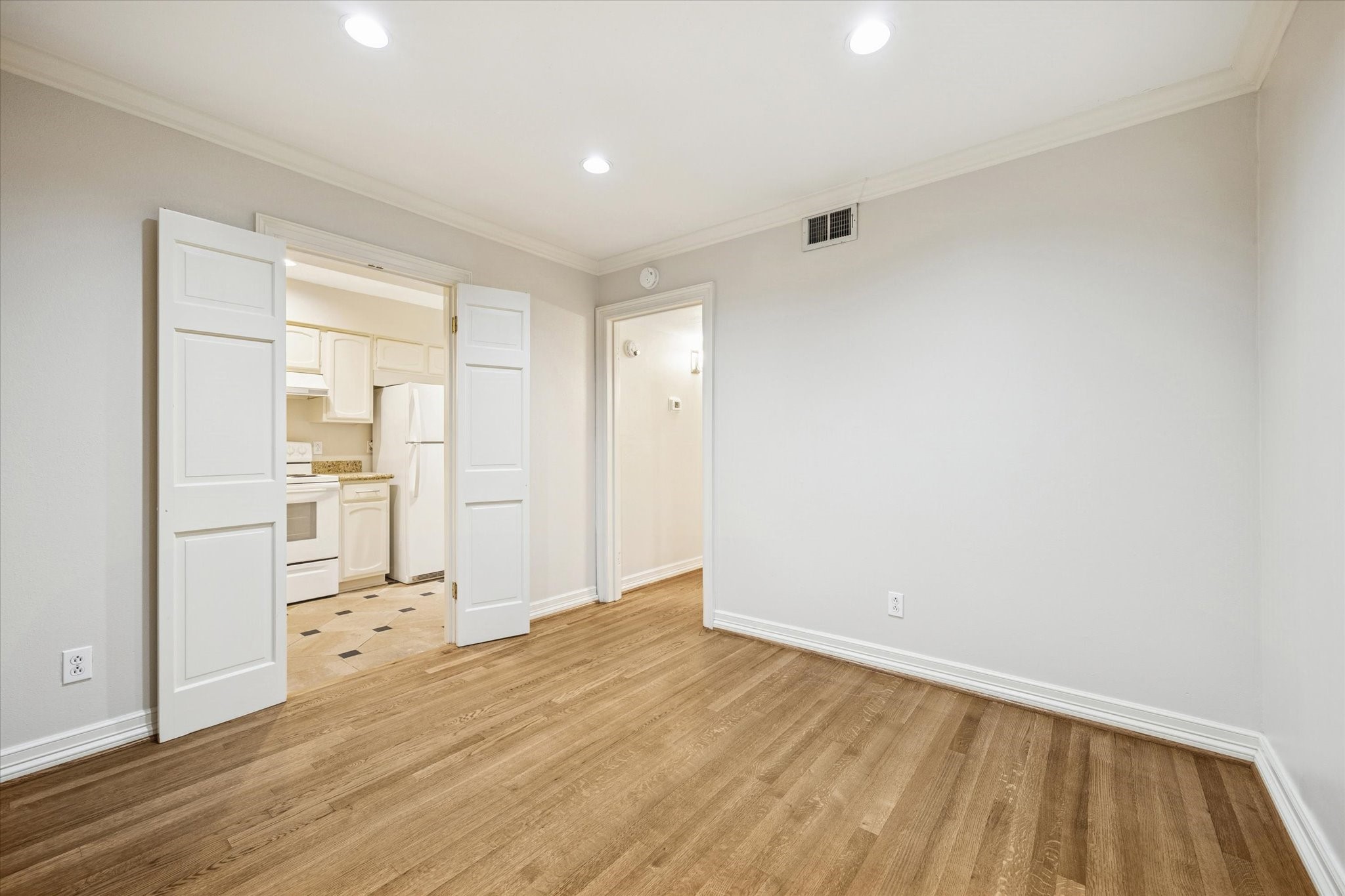 449 North Post Oak Lane, Unit 449 Houston, TX 77024 - Photo 7 of 18 Dining room looking into kitchen.