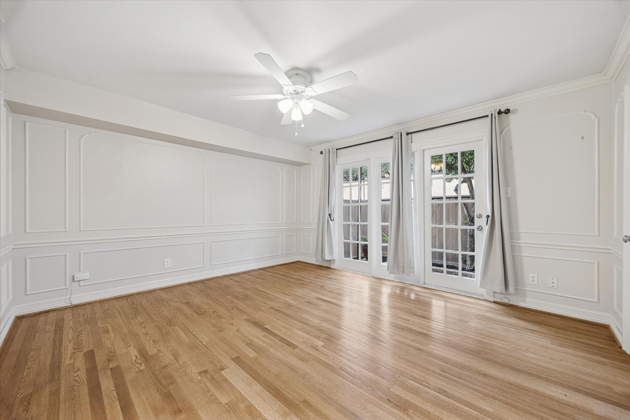 449 North Post Oak Lane, Unit 449 Houston, TX 77024 - Photo 10 of 18 Primary bedroom.