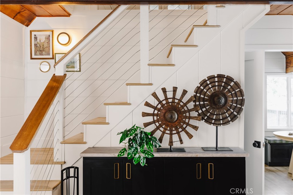 1149 Scenic Way Twin Peaks, CA 92391 - Photo 10 of 31 a vase of flowers sitting on a table