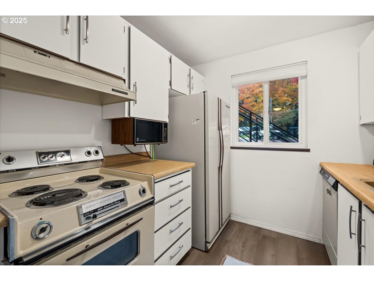 12612 Northwest Barnes Road, Unit 6 Portland, OR 97229 - Photo 7 of 40 a kitchen with a stove and a refrigerator