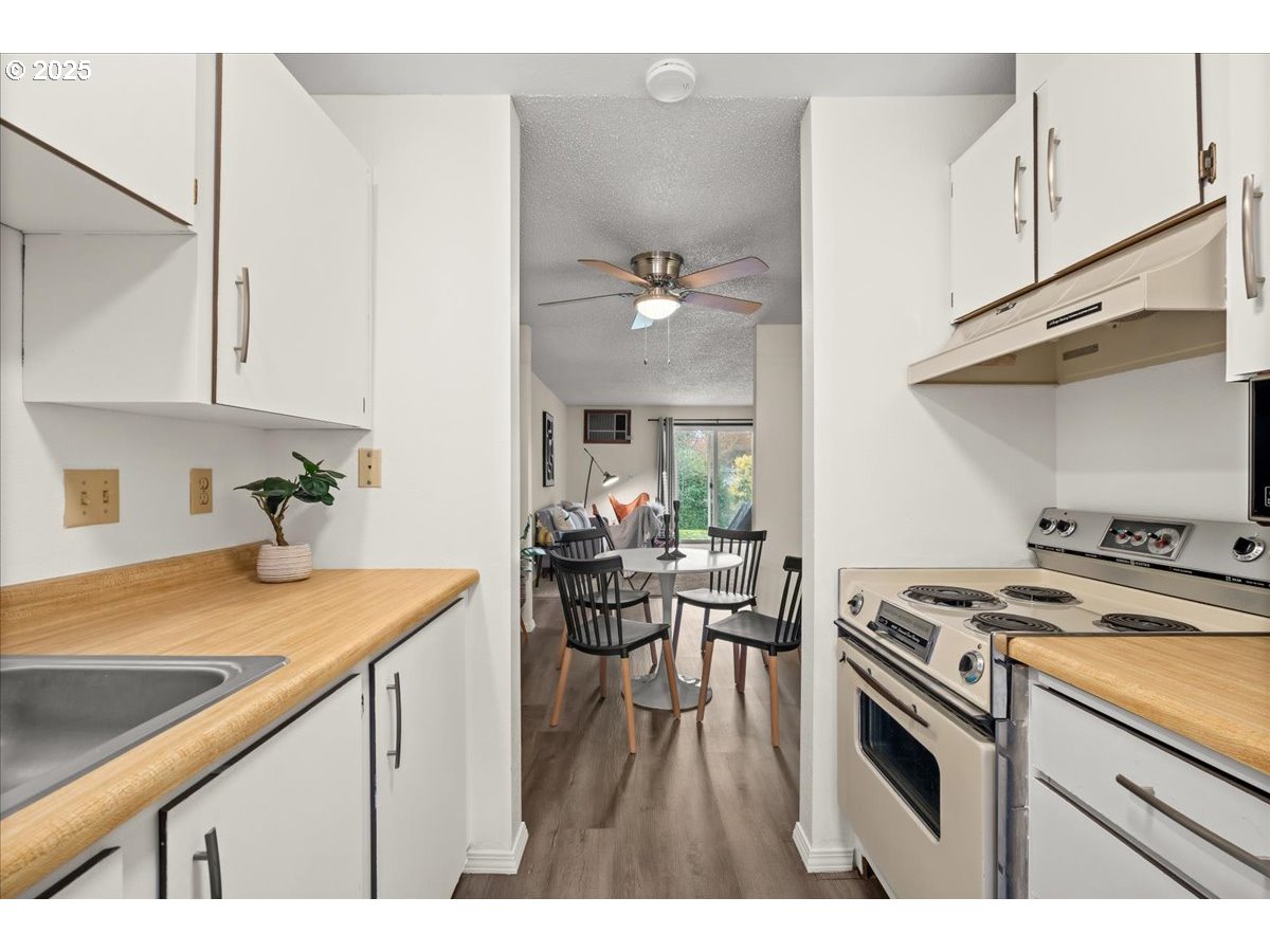 12612 Northwest Barnes Road, Unit 6 Portland, OR 97229 - Photo 8 of 40 a kitchen that has a lot of cabinets in it
