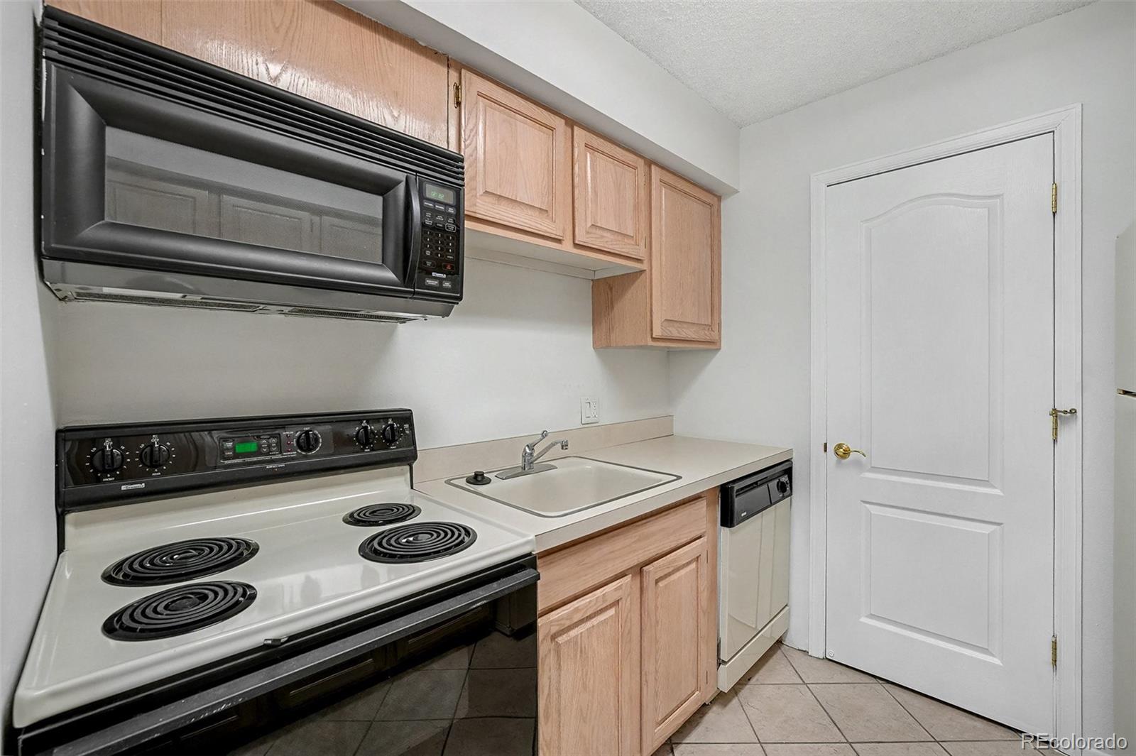 1020 15th Street, Unit 35L Denver, CO 80202 - Photo 8 of 39 a kitchen with a stove and a microwave