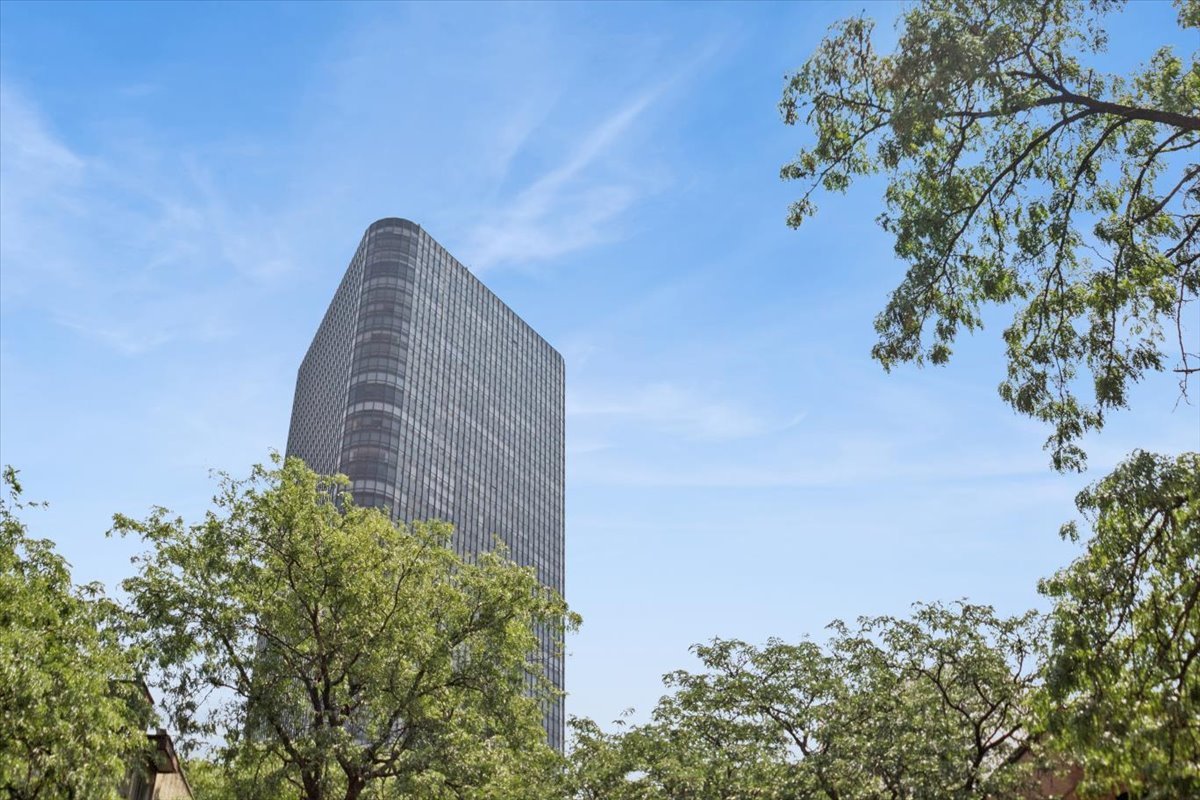 5415 North Sheridan Road, Unit 3407 Chicago, IL 60640 - Photo 2 of 27 Gallery Image 2