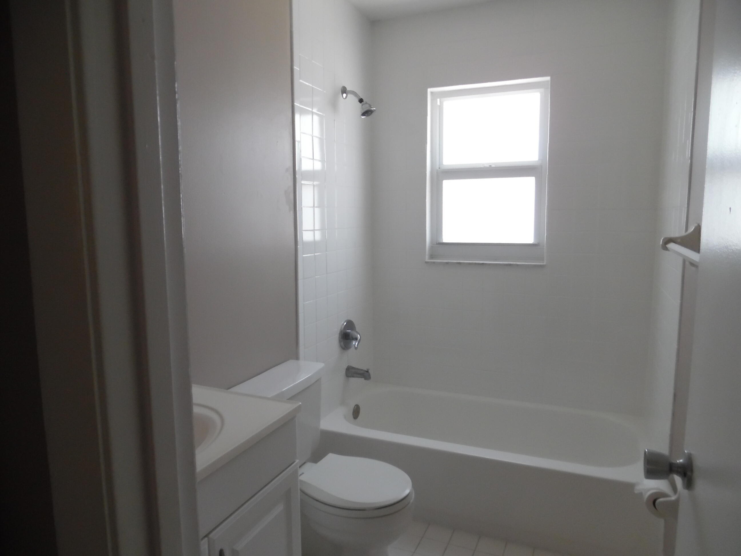 3986 Hernden Drive Lake Worth, FL 33461 - Photo 6 of 7 Full Bathroom