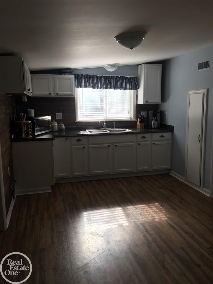 7225 Lakeshore Road Lexington, MI 48450 - Photo 9 of 20 31335814-8.JPG