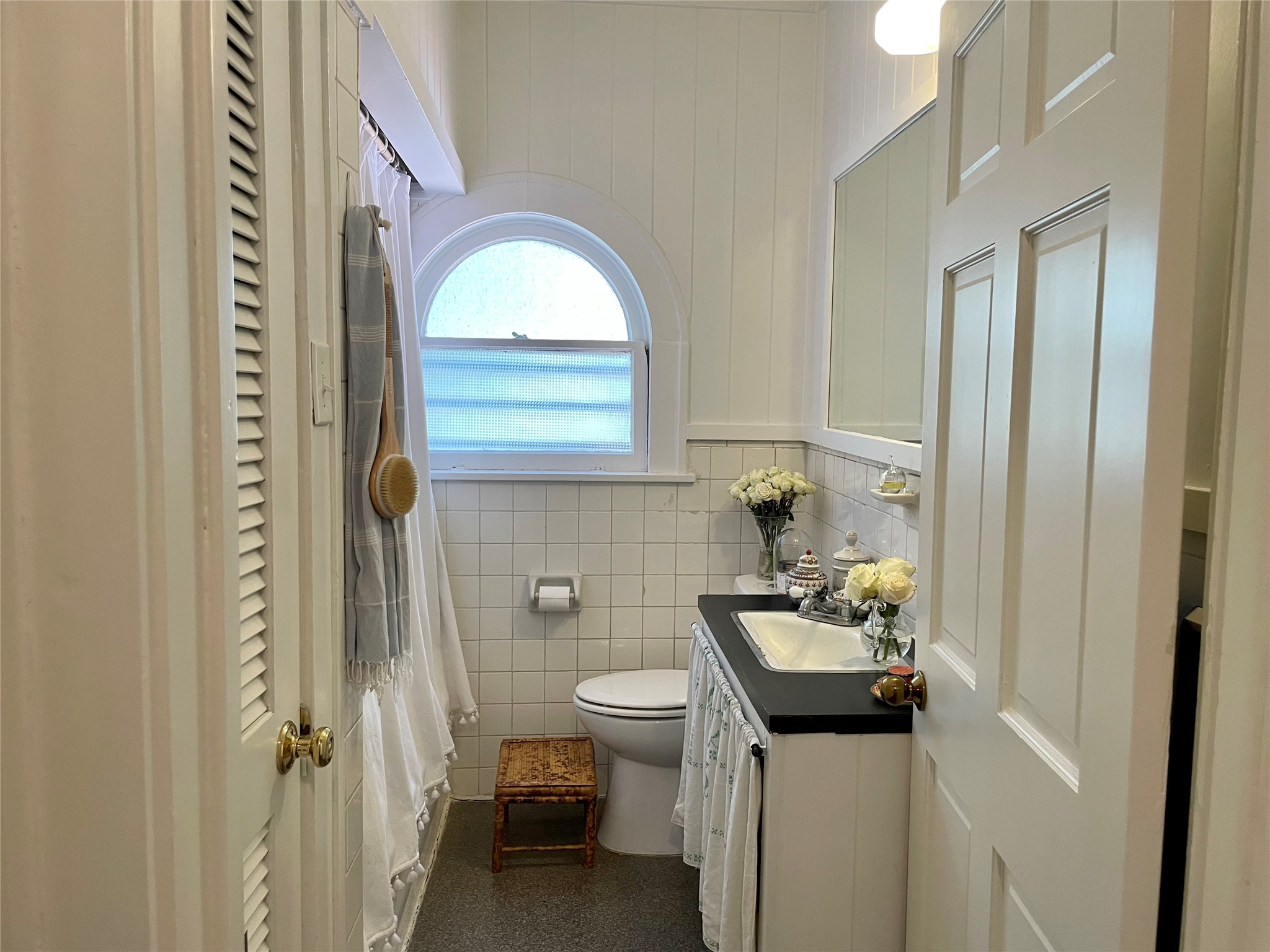 429 Hawthorne Street, Unit 2 Houston, TX 77006 - Photo 12 of 35 Charming arched window