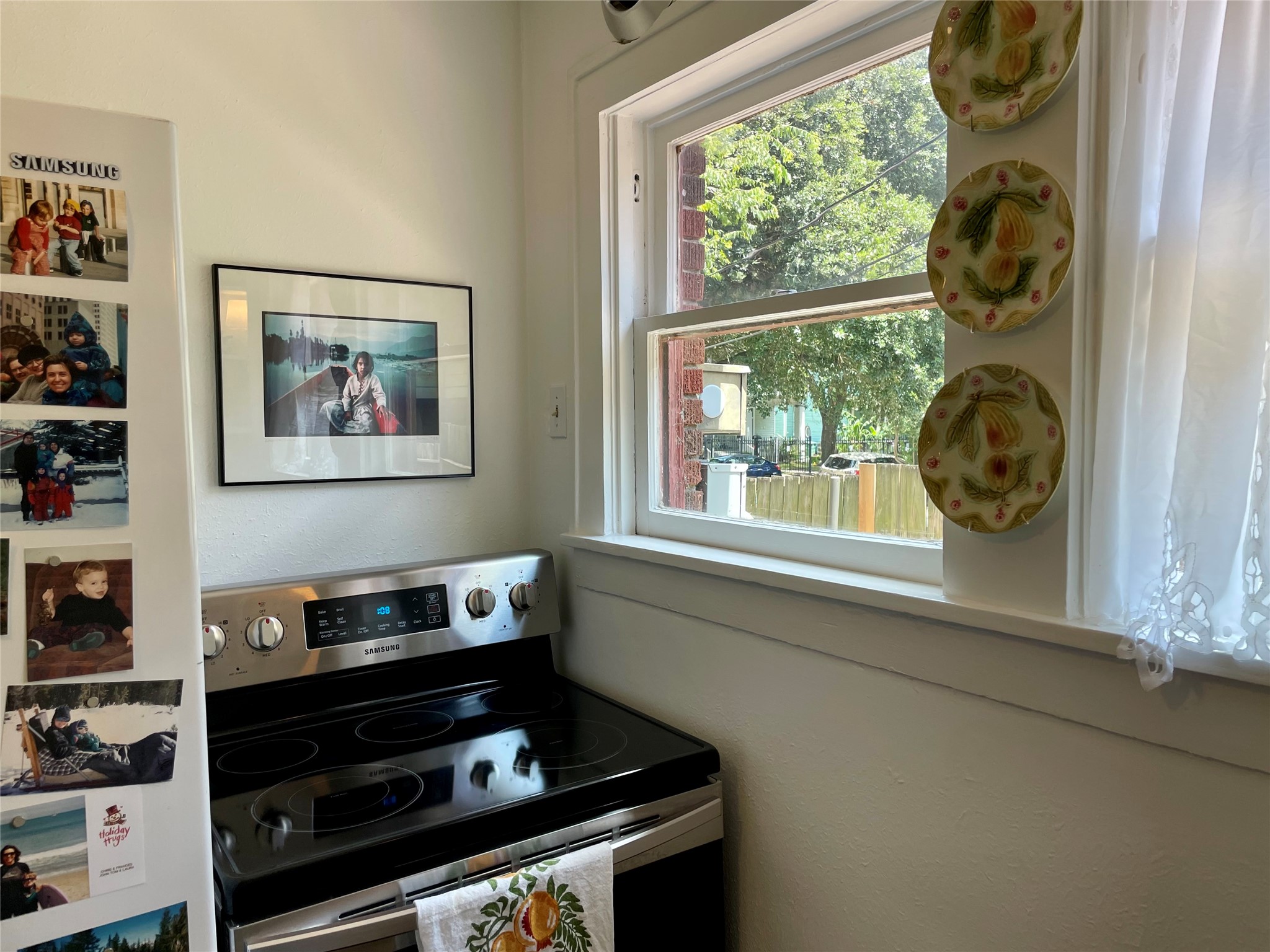 429 Hawthorne Street, Unit 2 Houston, TX 77006 - Photo 3 of 35 Electric/stove oven