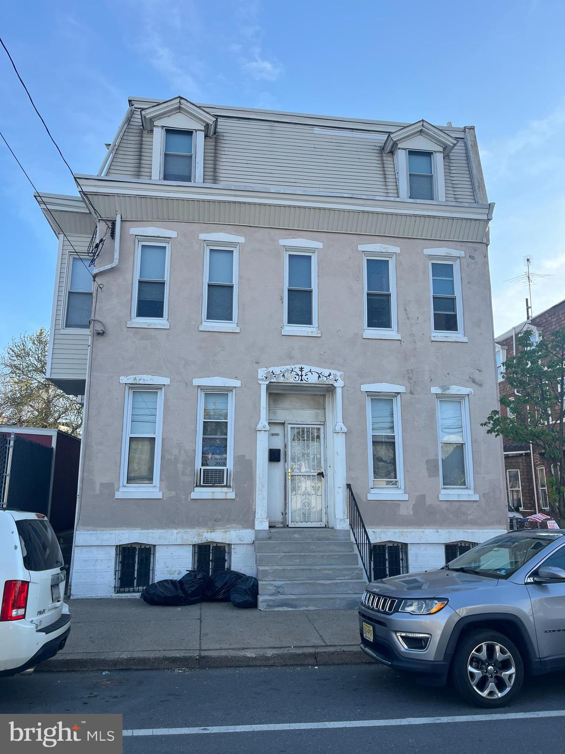 a car parked in front of a white building