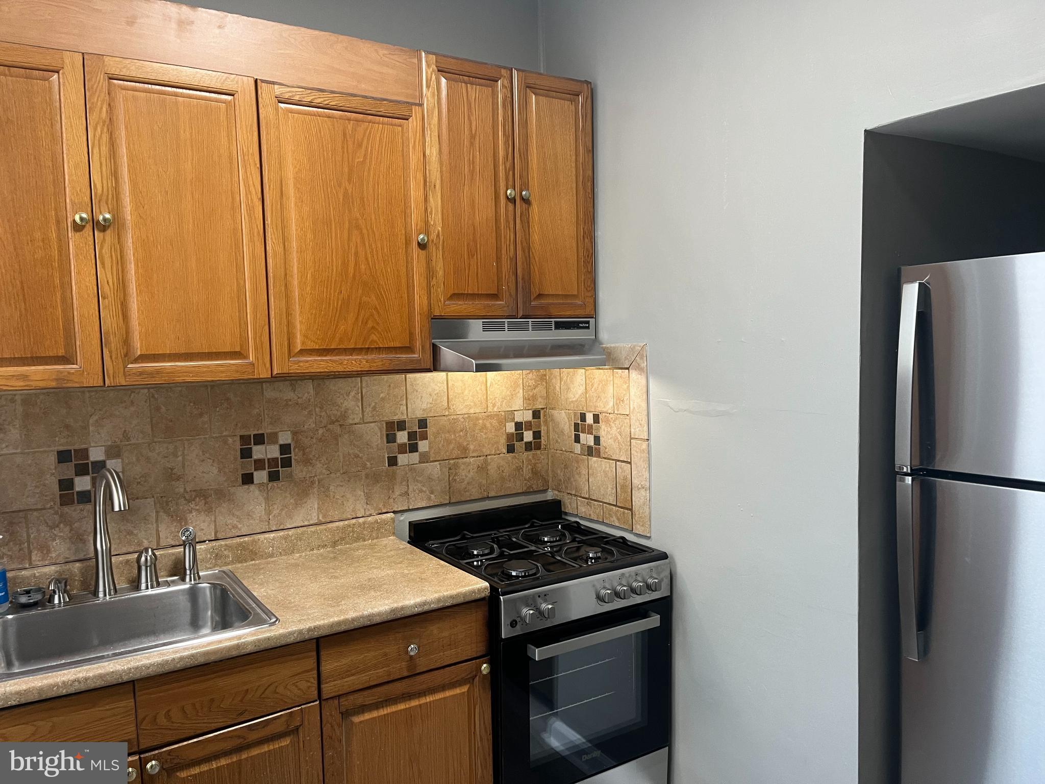 2666 Bridge Street Philadelphia, PA 19137 - Photo 12 of 25 a kitchen with granite countertop a refrigerator stove and sink