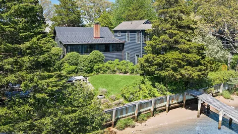 $7,150,000 | 10 Bluff Point Lane, Sag Harbor, NY 11963