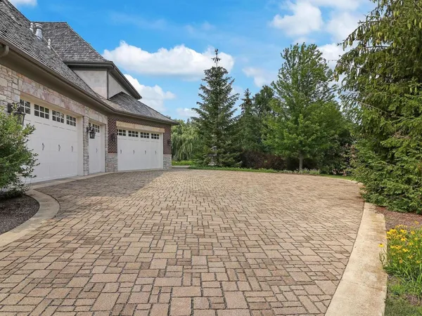 $2,100,000 | 34 Abbey Woods Drive, Barrington Hills, IL 60010