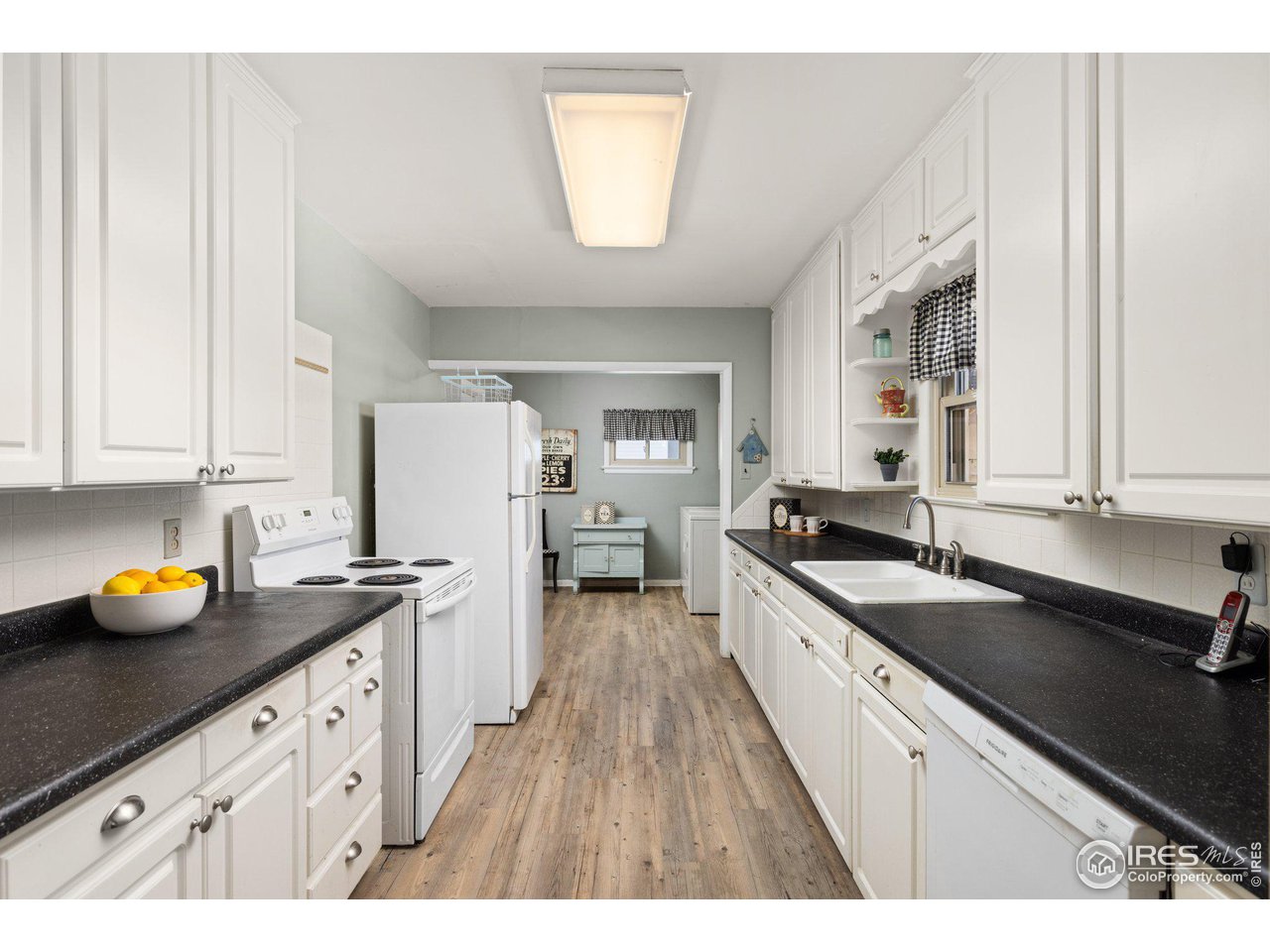 6 Sunset Circle Longmont, CO 80501 - Photo 11 of 37 a kitchen with granite countertop a sink dishwasher stove and cabinets