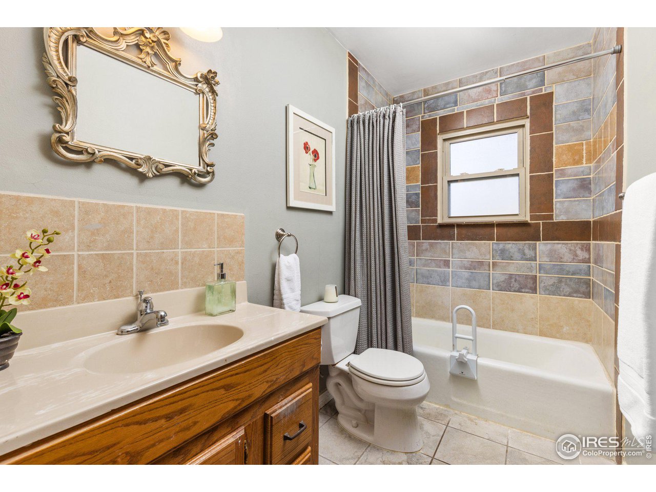6 Sunset Circle Longmont, CO 80501 - Photo 18 of 37 a bathroom with a sink a toilet and a bathtub