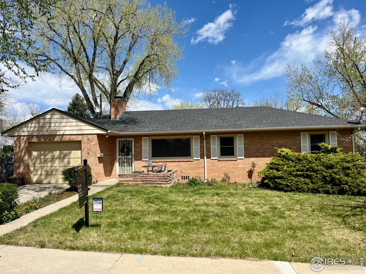 6 Sunset Circle Longmont, CO 80501 - Photo 2 of 37 a front view of house with yard