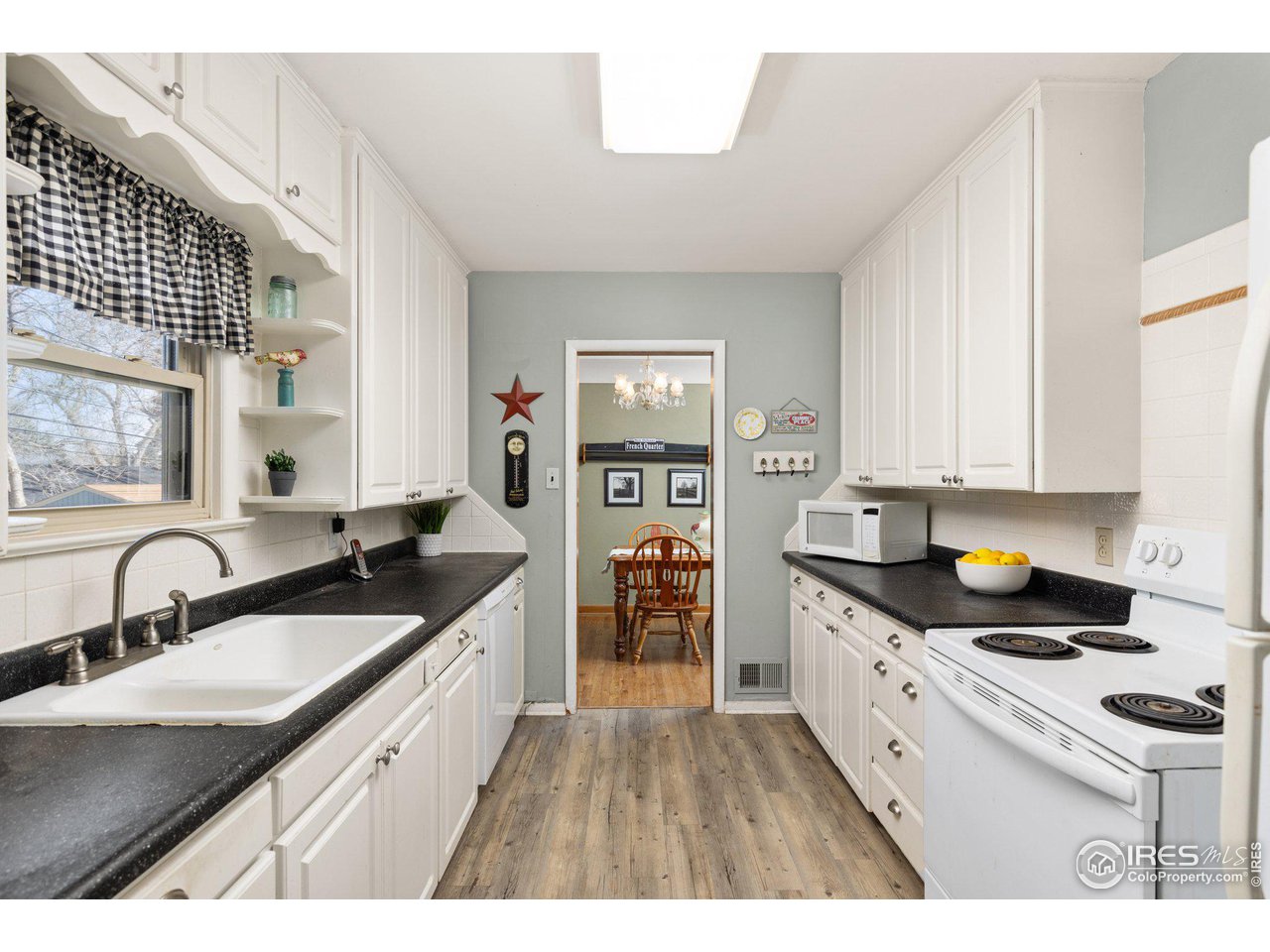 6 Sunset Circle Longmont, CO 80501 - Photo 8 of 37 a kitchen with granite countertop a sink stove and cabinets