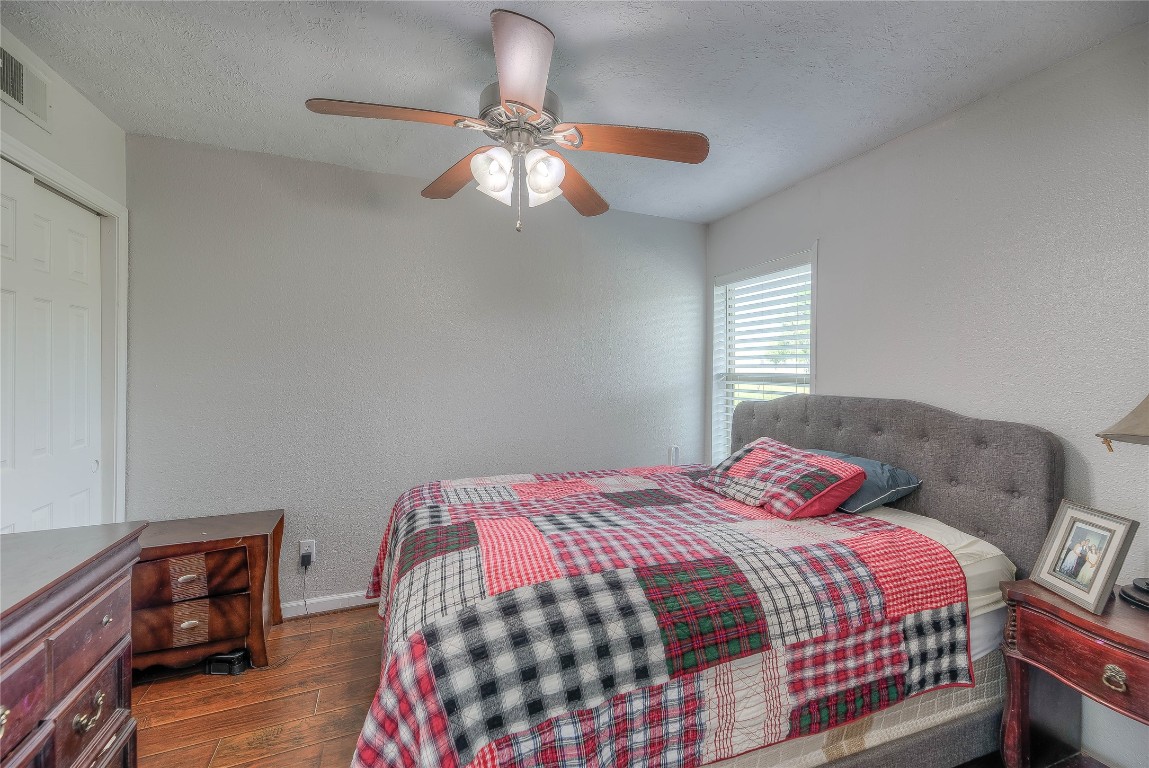 445 Carolcrest Lane, Unit 112 Livingston, TX 77351 - Photo 19 of 33 a bedroom with a bed and a chandelier