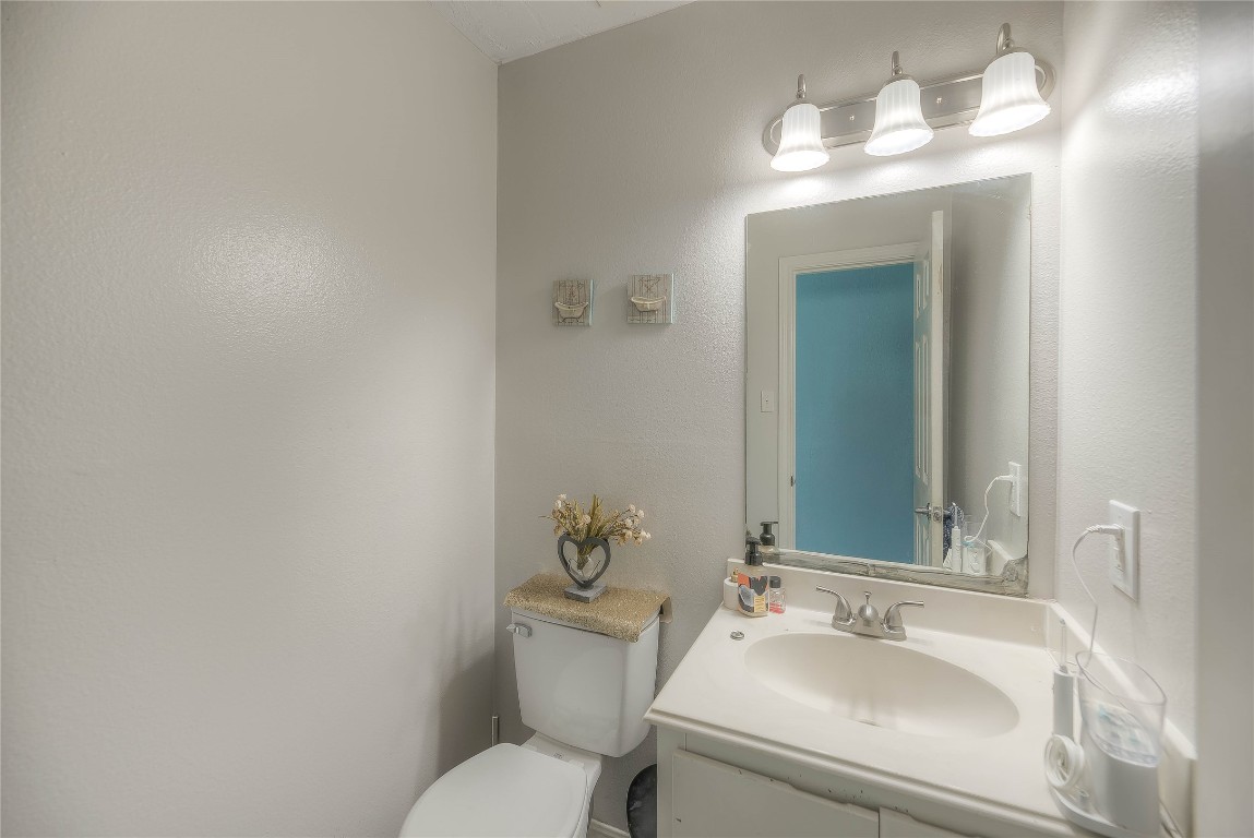 445 Carolcrest Lane, Unit 112 Livingston, TX 77351 - Photo 20 of 33 a bathroom with a sink and a mirror