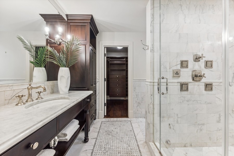 927 Cleveland Road Hinsdale, IL 60521 - Photo 25 of 46 a bathroom with a sink and a mirror