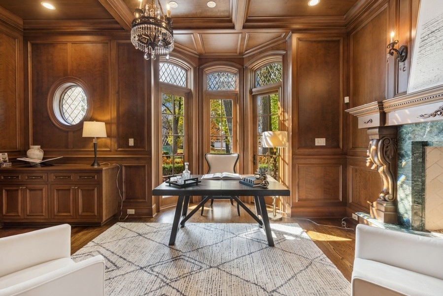 927 Cleveland Road Hinsdale, IL 60521 - Photo 10 of 46 a view of a hallway with seating area
