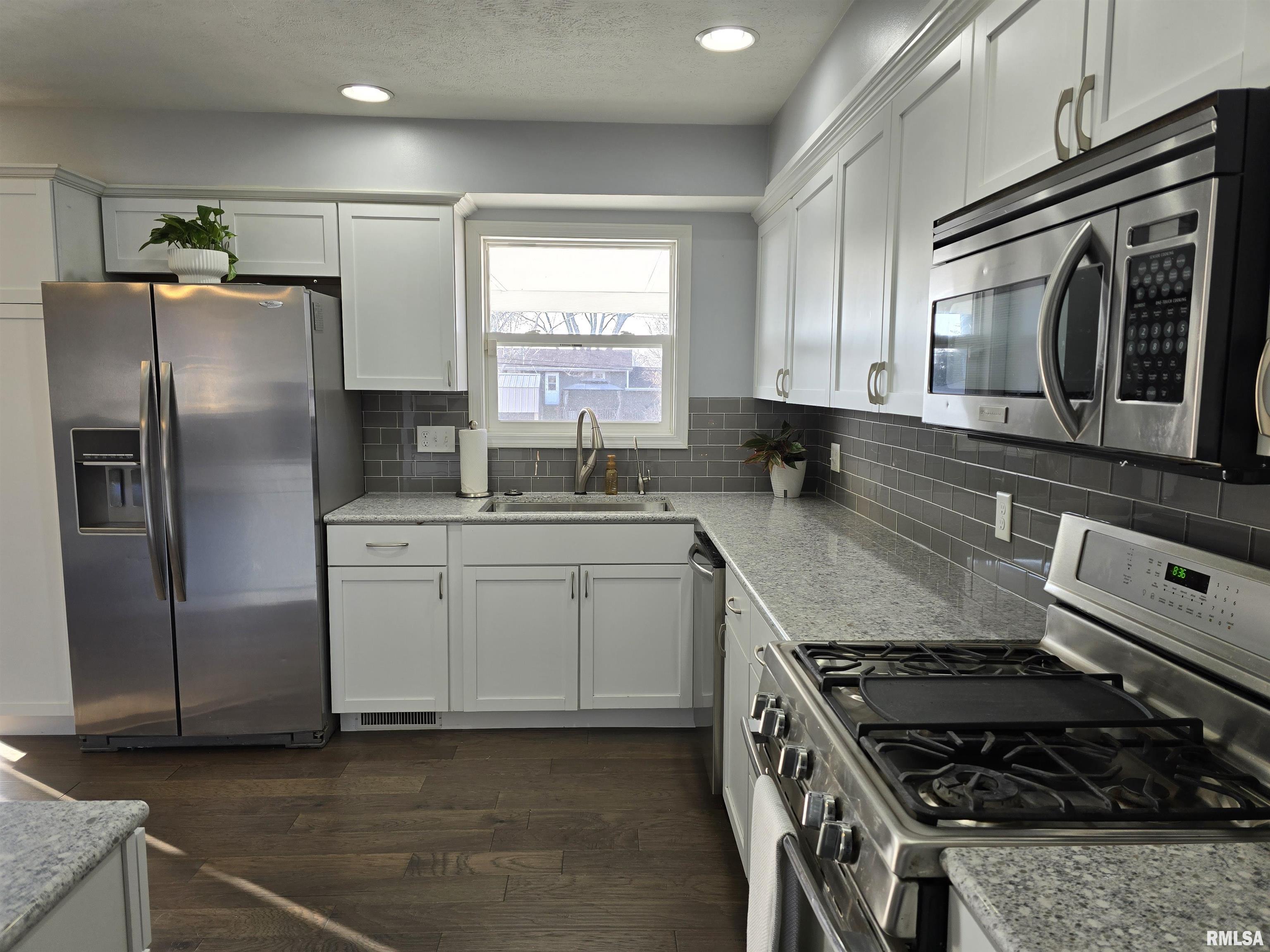 190 Stonegate Drive Canton, IL 61520 - Photo 12 of 67