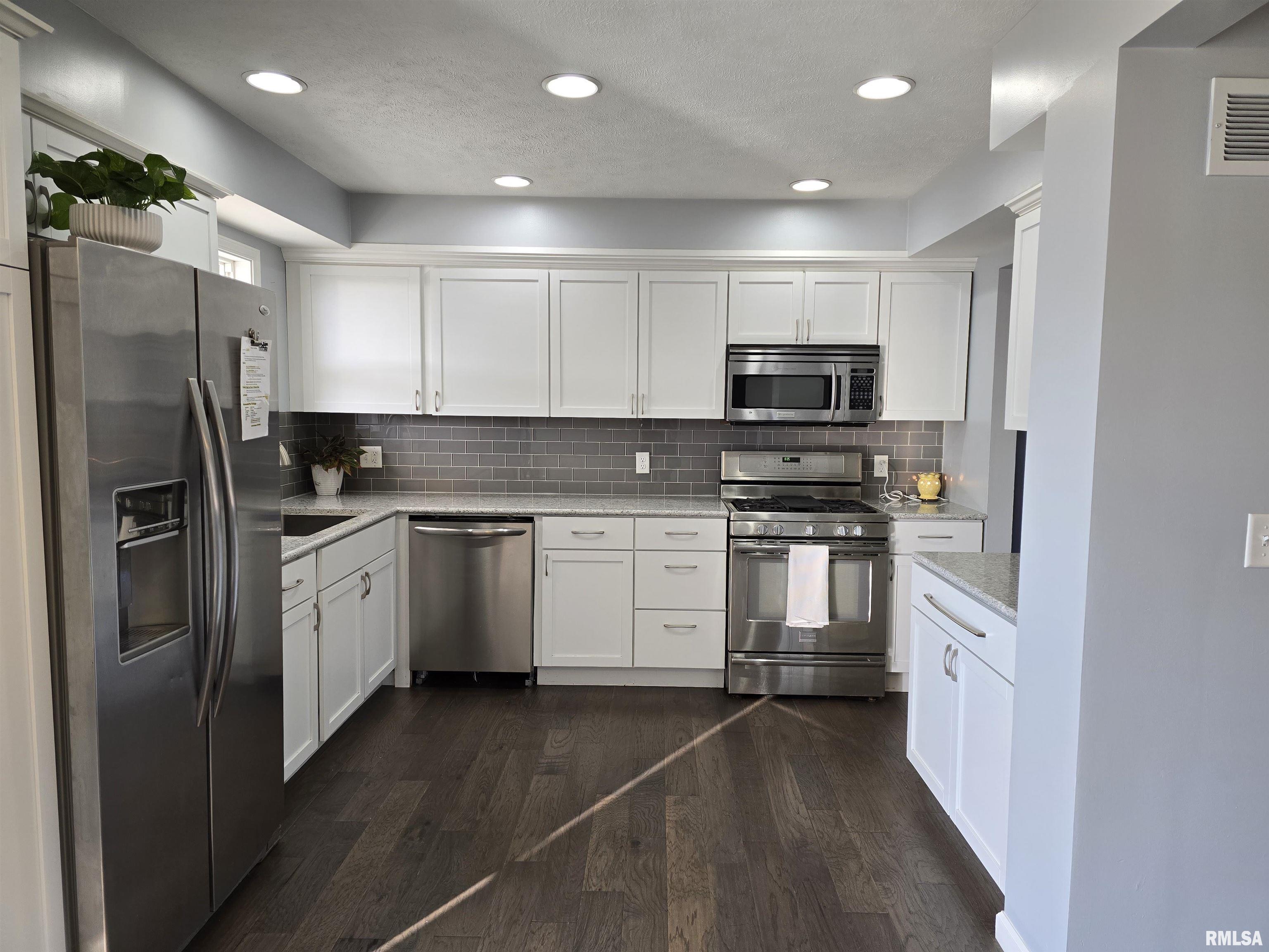 190 Stonegate Drive Canton, IL 61520 - Photo 15 of 67