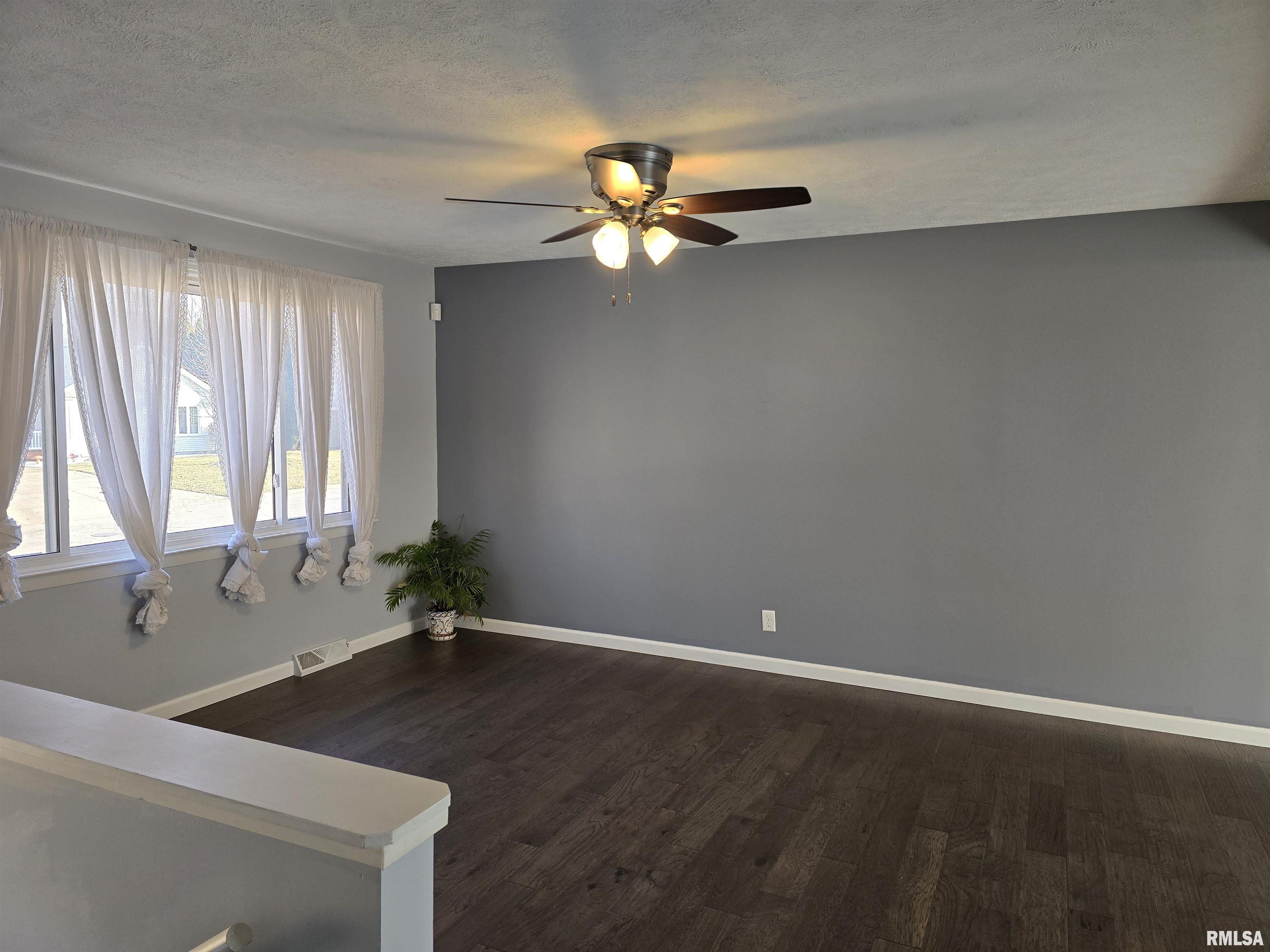 190 Stonegate Drive Canton, IL 61520 - Photo 4 of 67