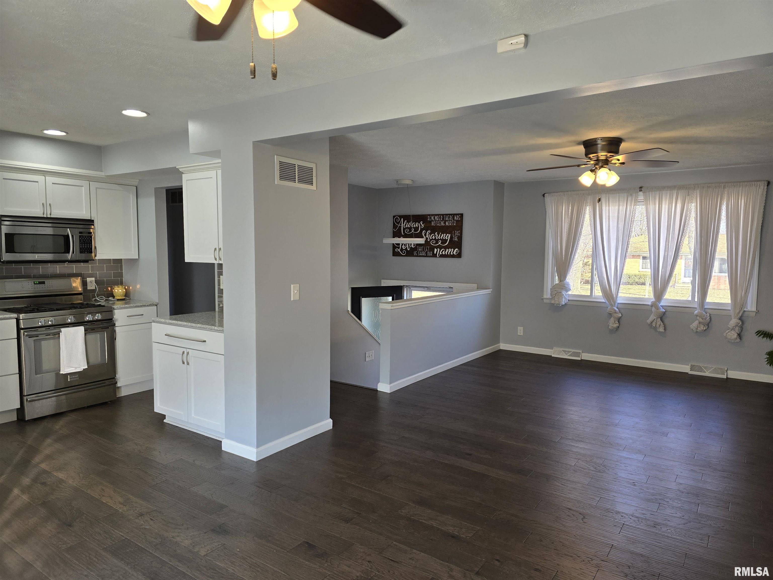 190 Stonegate Drive Canton, IL 61520 - Photo 5 of 67