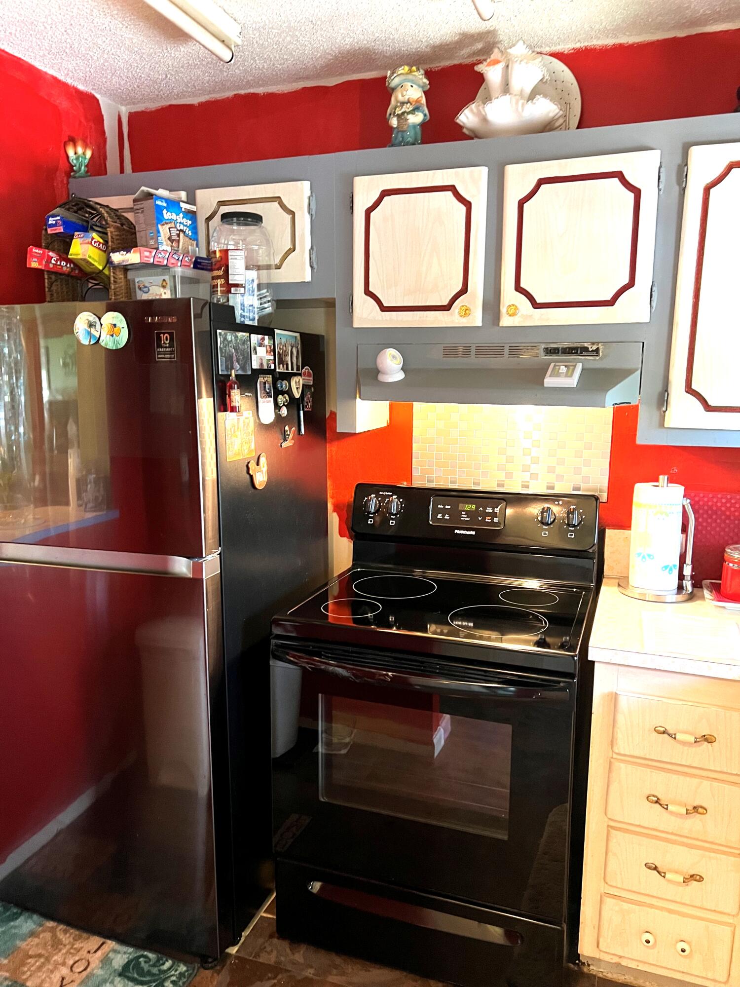 9855 Sandalfoot Boulevard, Unit 313 Boca Raton, FL 33428 - Photo 5 of 18 a stove top oven sitting inside of a kitchen