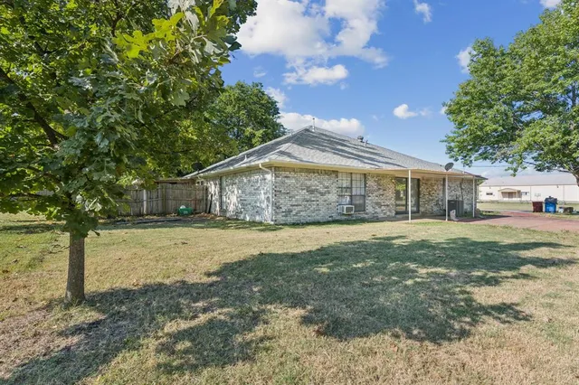 $1,395 | 110 Lee Street, Farmersville, TX 75442