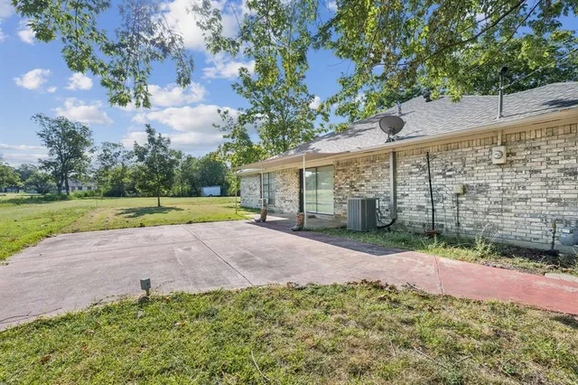 $1,395 | 110 Lee Street, Farmersville, TX 75442