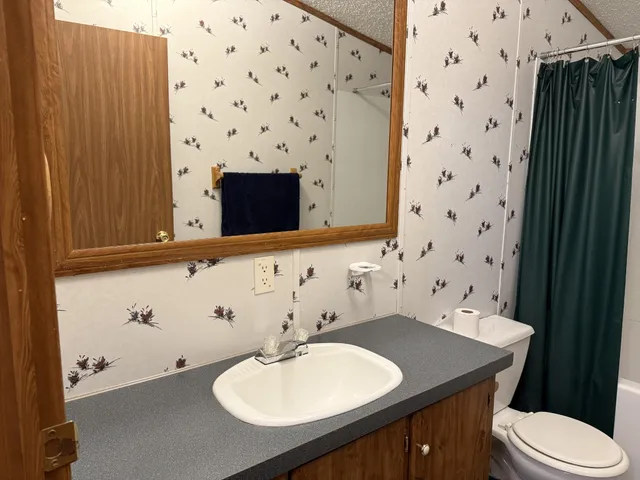 a view of entryway with bathroom