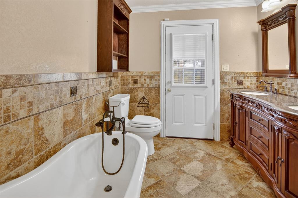 904 Northwest 7th Avenue Mineral Wells, TX 76067 - Photo 11 of 36 Guest Bath with soaking tub and double vannity