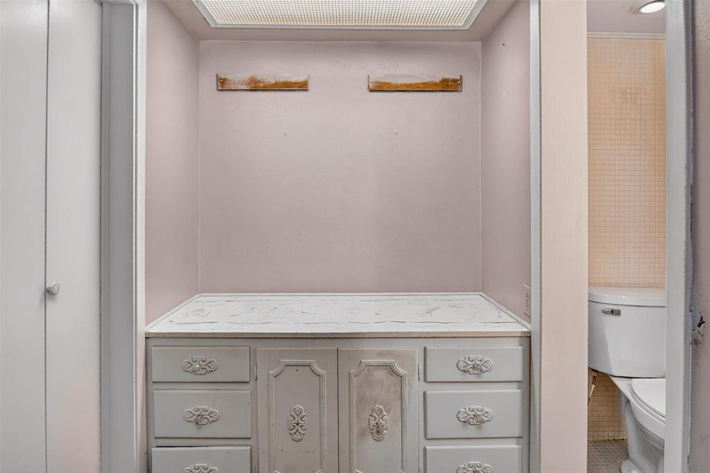 904 Northwest 7th Avenue Mineral Wells, TX 76067 - Photo 15 of 36 Primary Bath Dressing Area