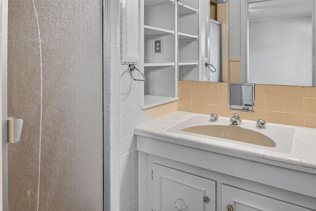 904 Northwest 7th Avenue Mineral Wells, TX 76067 - Photo 21 of 36 Ensuite bath with shower and vanity