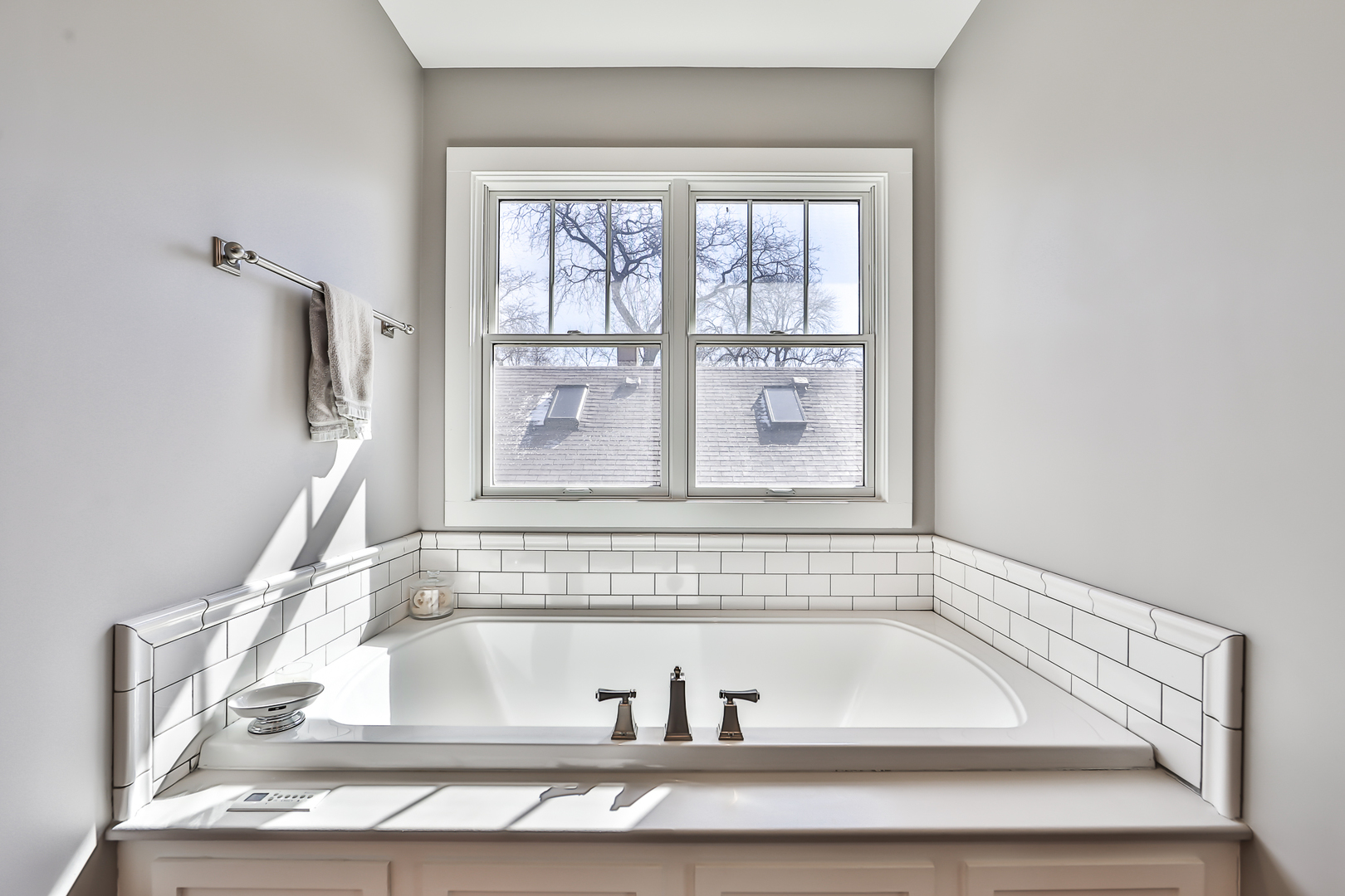 117 Southcote Road Riverside, IL 60546 - Photo 20 of 39 a bathroom with a bathtub and a window
