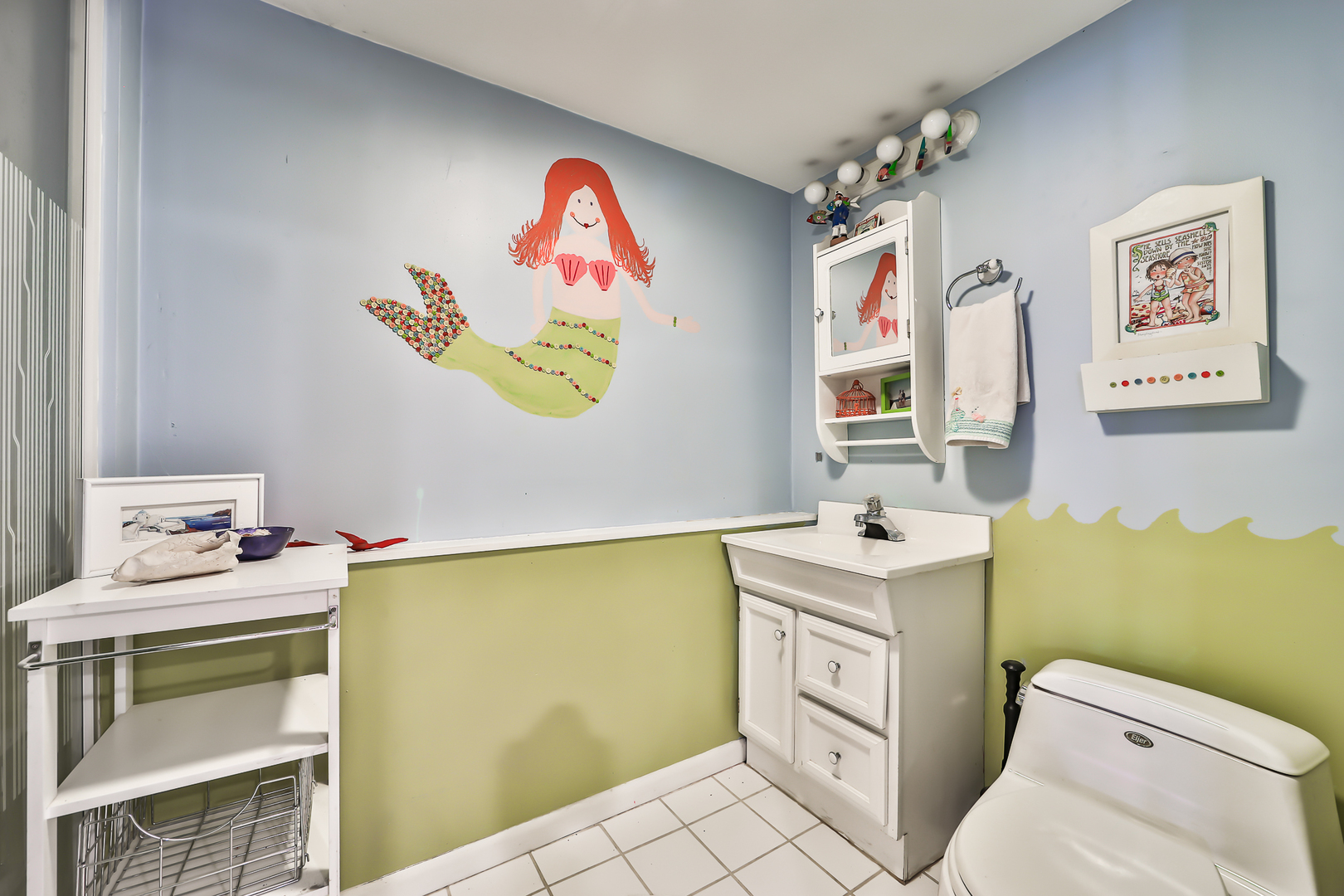 117 Southcote Road Riverside, IL 60546 - Photo 35 of 39 a bathroom with a sink a vanity and a mirror