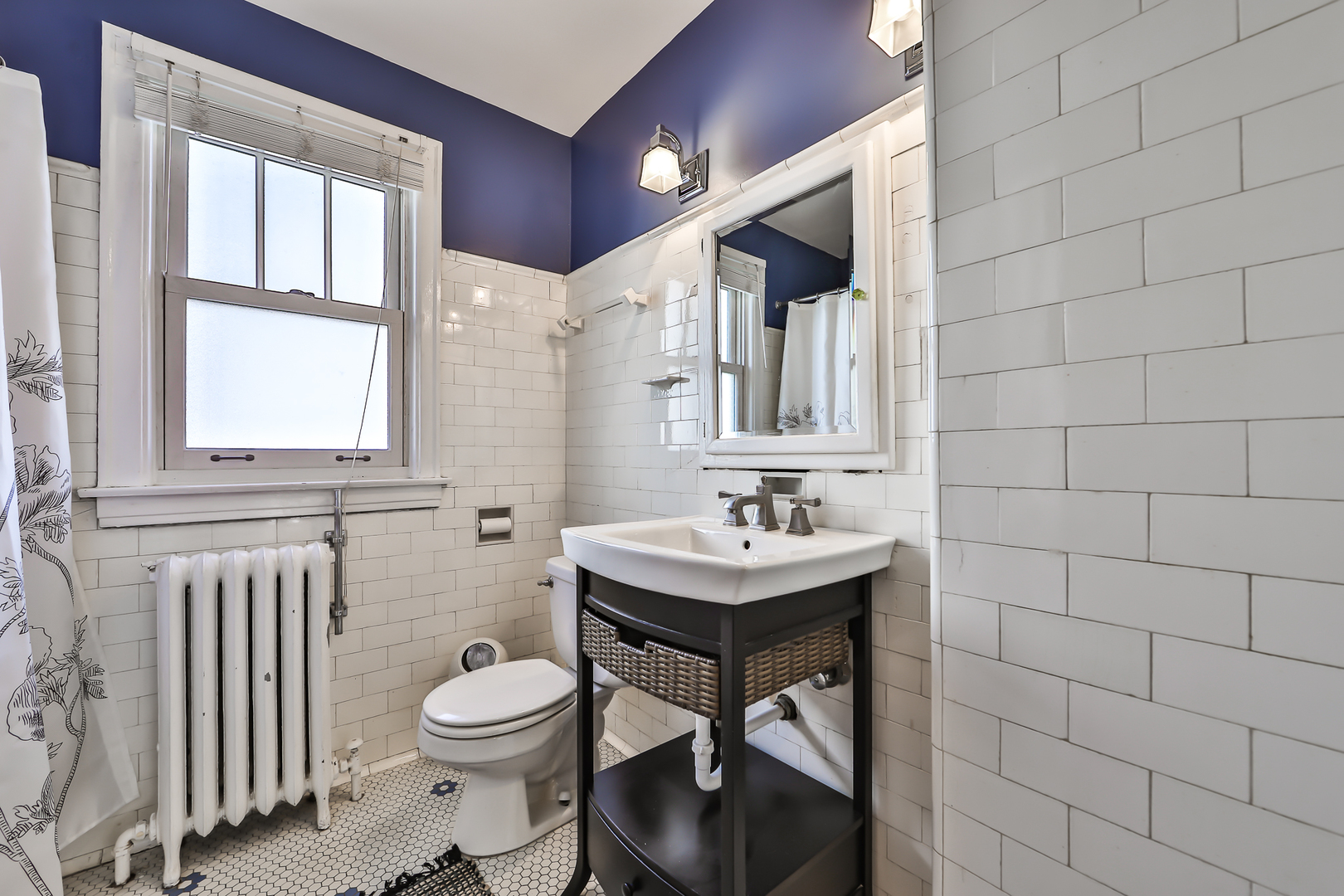 117 Southcote Road Riverside, IL 60546 - Photo 7 of 39 a bathroom with a toilet a sink a bath tub and mirror