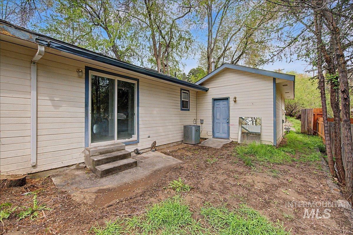 2501 West Hill Road Boise, ID 83702 - Photo 27 of 31 Rear view of house with entry steps