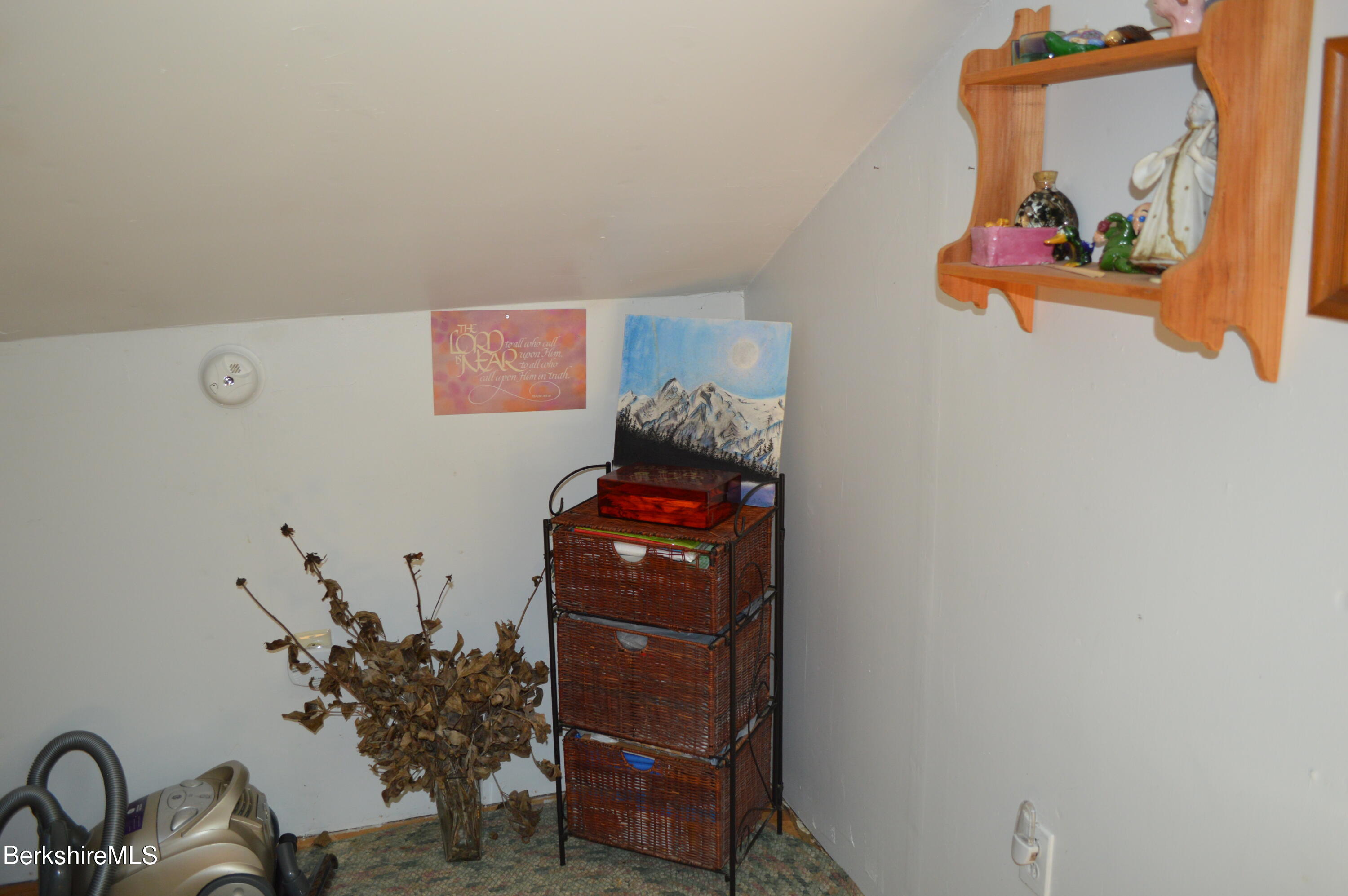 473 County Road Becket, MA 01223 - Photo 14 of 30 a room with toys and wooden floor