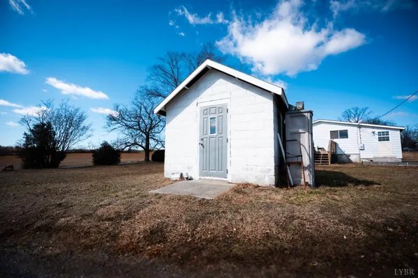 a view of a backyard