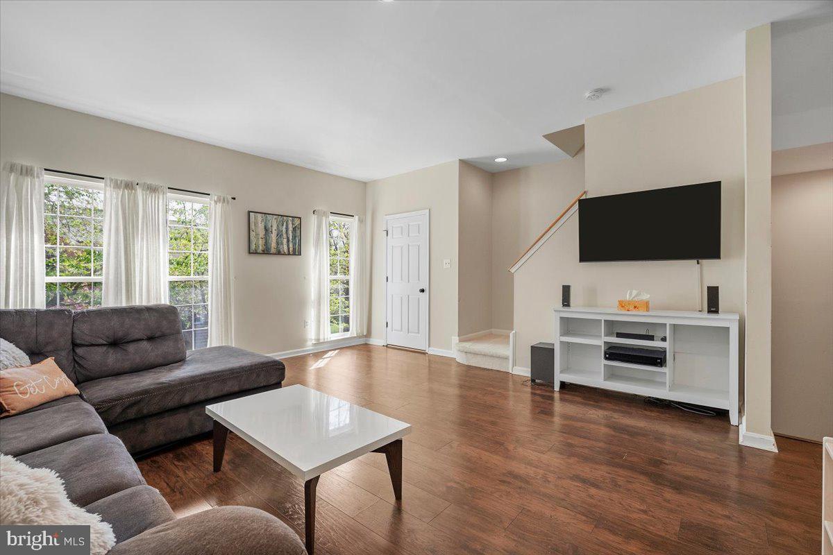 22019 Box Car Square Sterling, VA 20166 - Photo 11 of 31 a living room with furniture and a flat screen tv