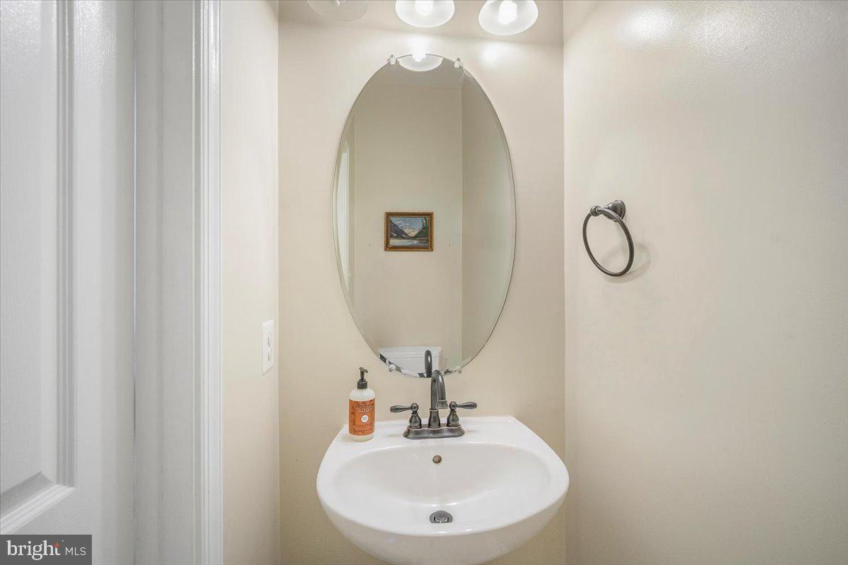 22019 Box Car Square Sterling, VA 20166 - Photo 12 of 31 a bathroom with a sink and mirror