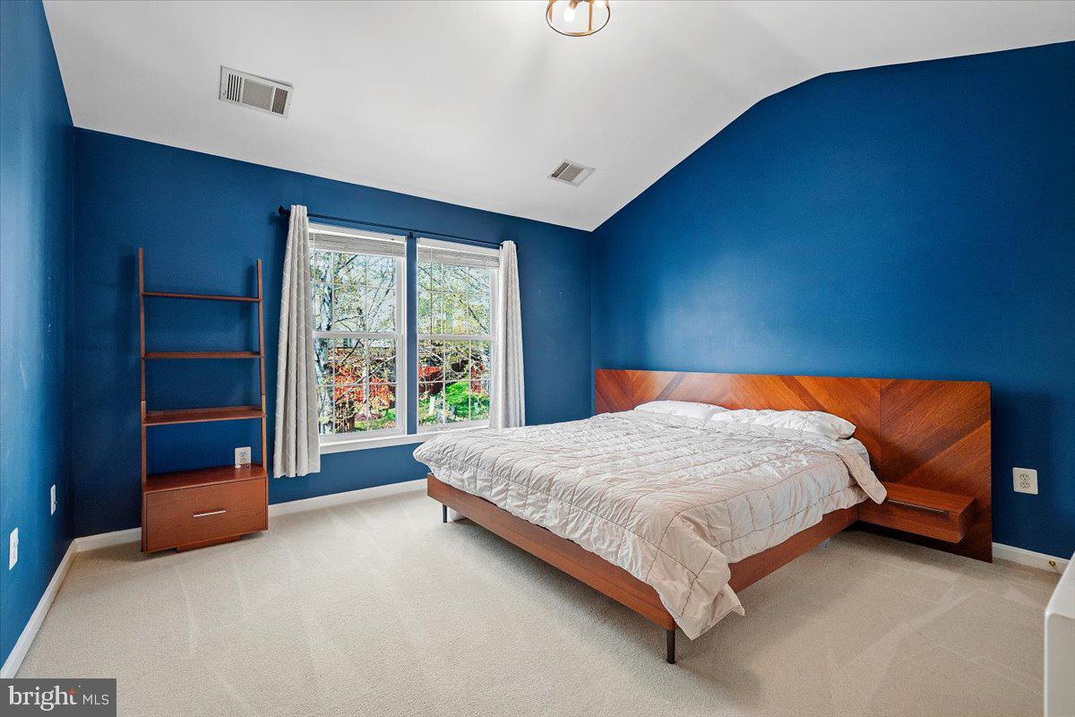 22019 Box Car Square Sterling, VA 20166 - Photo 13 of 31 a bed sitting in a room next to a window