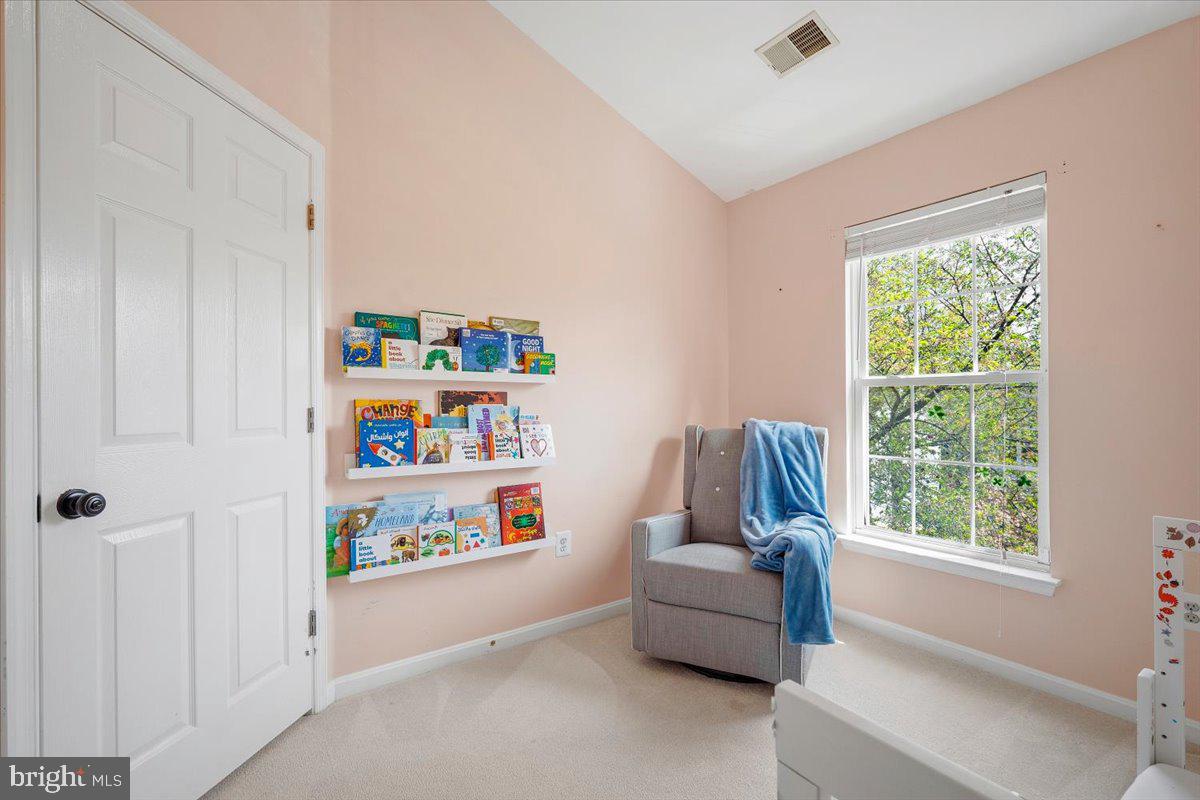 22019 Box Car Square Sterling, VA 20166 - Photo 19 of 31 a living room with furniture and a window